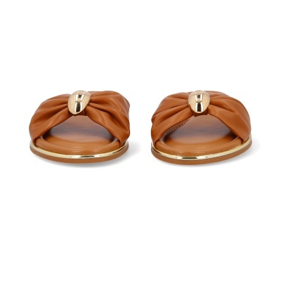 Chinelos rasos castanhos com detalhe dourado e sola com linha dourada