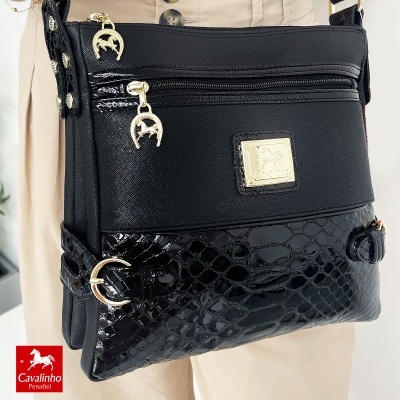 Mala preta de ombro com detalhes dourados e textura em pele de cobra