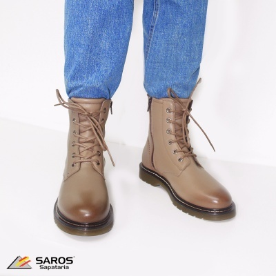 Botas de couro castanho estilo militar com atacadores e sola preta