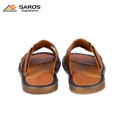 Sandálias masculinas de couro castanho com sola de borracha vistas por trás