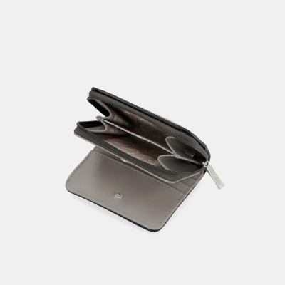 Carteira cinza aberta com compartimento com zíper e fecho de pressão