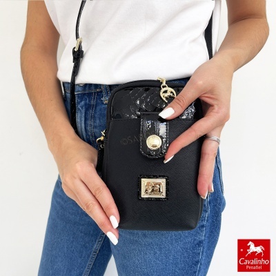 Bolsa pequena preta Cavalinho com padrão croco e detalhe dourado
