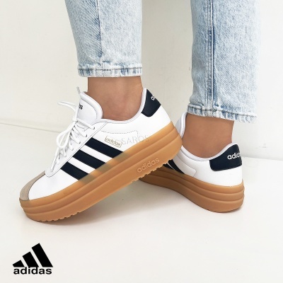 Ténis Adidas Sambarose branco com riscas pretas e sola camel usados com jeans claros
