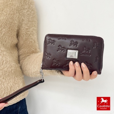 Carteira castanha de pele com padrão de cavalos em relevo e placa metálica com número 1