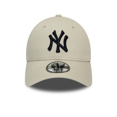 Boné bege com logo preto NY e etiqueta na pala