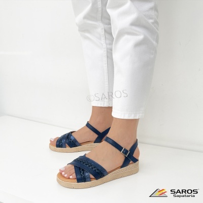 Sandálias azuis femininas com fivela usadas com calças brancas
