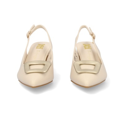 Sapatos creme de senhora com fivela dourada e tira no calcanhar
