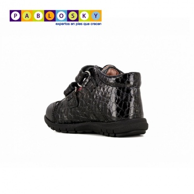 Sapato infantil preto com textura de pele de crocodilo e fecho em velcro