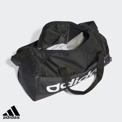 Mala desportiva preta Adidas com bolso principal aberto e alças pretas
