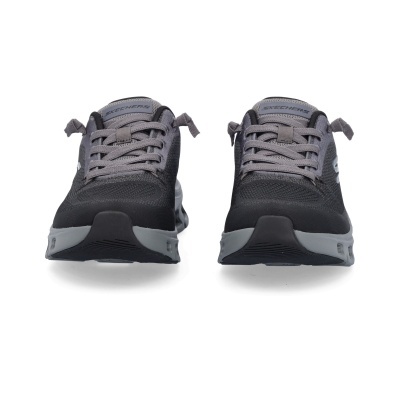 Par de sapatilhas desportivas Skechers cinza e preto com sola cinza