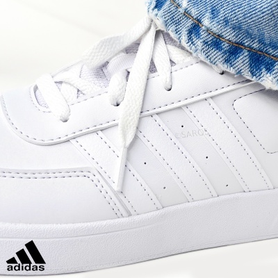 Ténis branco Adidas com atacadores e calça jeans