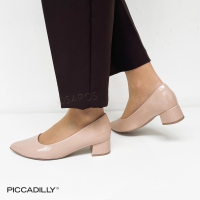 Sapatos de salto médio rosa claro em pele sintética sobre fundo branco