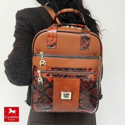 Mochila castanha Cavalinho com textura de pele de serpente e detalhes dourados