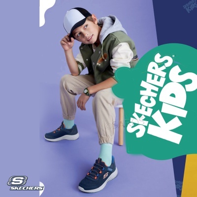 Menino com roupa casual e sapatilhas Skechers em fundo azul e verde com texto SKECHERS KIDS.