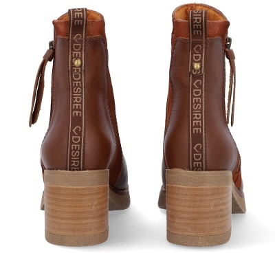 Botins castanhos de salto médio vistos de trás com faixa decorativa e fecho