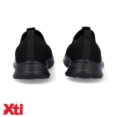 Sapatilhas desportivas pretas vistas de trás com fundo branco e logo Xti