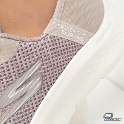 Sapatilha Skechers rosa clara de malha com sola branca e etiqueta SKECHERS SLIP-INS