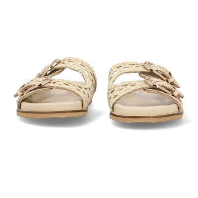 Sandálias bege com tiras trançadas e fivelas douradas