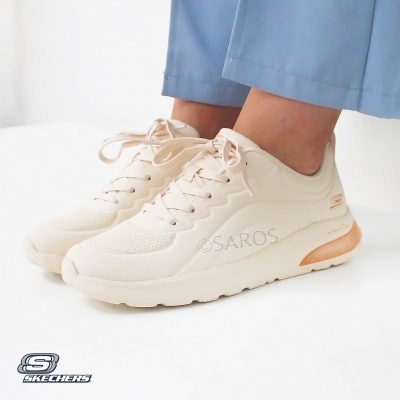 Sapatilhas Skechers creme com sola branca e detalhes bege em fundo branco