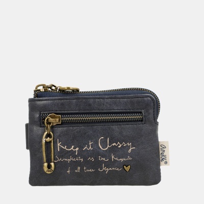 Carteira pequena cinza escuro com fechos dourados e texto decorativo frontal.