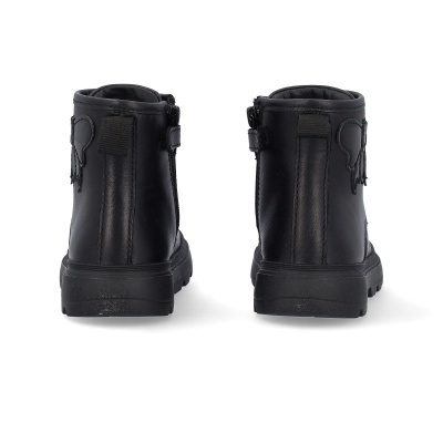 Botas pretas de couro vista traseira com sola grossa