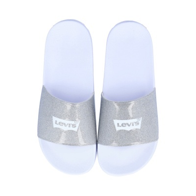 Par de chinelos Levis com base branca e tira prateada brilhante.