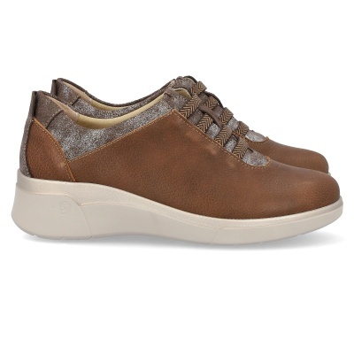 Sapatos casuais castanhos com sola branca e detalhes prateados