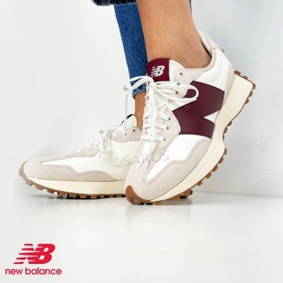 Tênis New Balance creme com detalhes vinho e sola castanha