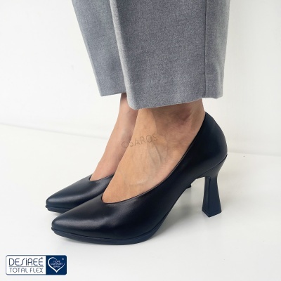 Sapatos de salto médios pretos em piso branco
