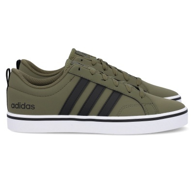 Sapatilhas Adidas verdes oliva com riscas pretas e sola branca.