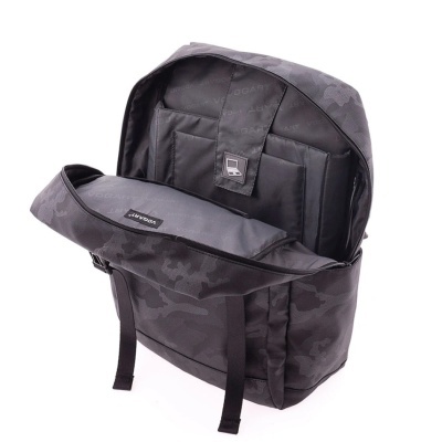 Mochila preta camuflada aberta com compartimento para portátil