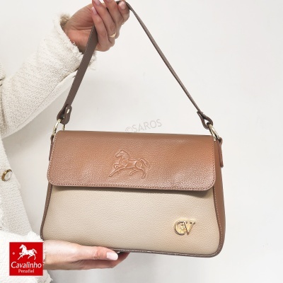 Mala castanha e bege de senhora em pele com alça castanha e símbolo de cavalo em relevo