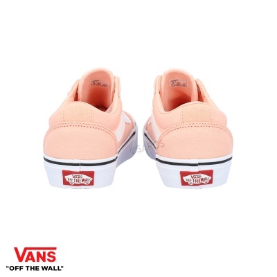 Sapatilhas Vans cor de salmão vistas de trás com logótipo vermelho na sola