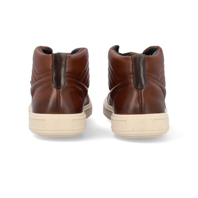 Botas castanhas em pele com sola branca vistas de trás