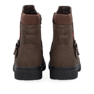 Botas castanhas em couro com sola preta vista de trás