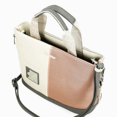 Mala de mão bicolor bege e rosa com textura perfurada e alças variadas