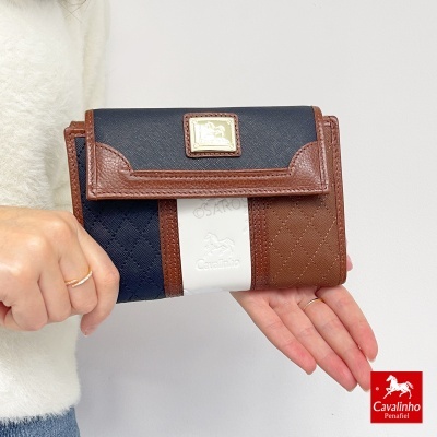 Carteira tricolor azul, castanho e branco com textura acolchoada e logótipo de cavalo