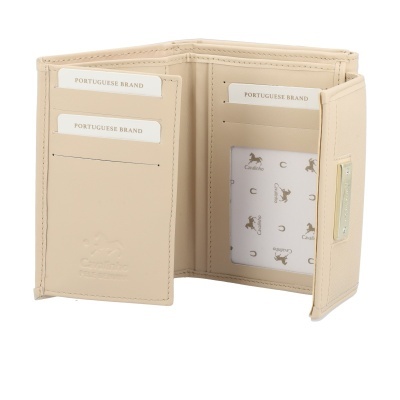 Carteira branca aberta com compartimentos para cartões e logotipo Cavalinho