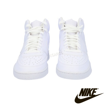 Par de ténis brancos Nike vistos de frente com logótipo preto