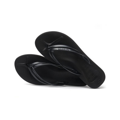 Chinelos pretos Havaianas em borracha com tiras finas e textura bolhada.