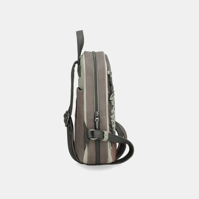 Mochila pequena cinza e bege vista de lado