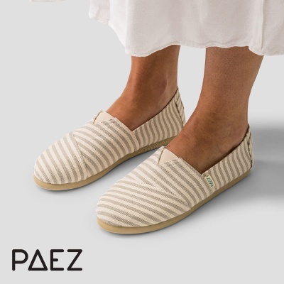 Sapatos alpercatas riscas bege e branco com sola bege e etiqueta PAEZ
