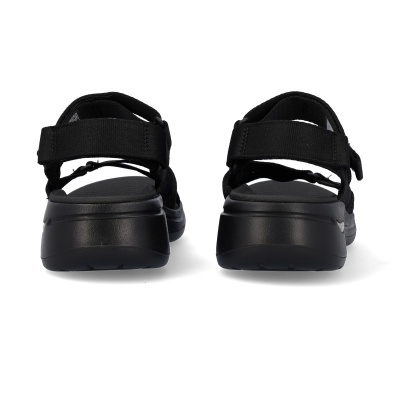 Sandálias pretas de sola grossa vista de trás