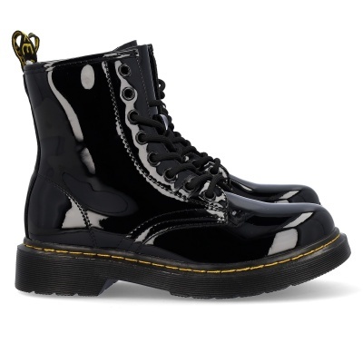 Botas pretas de verniz com atacadores e sola com costura amarela