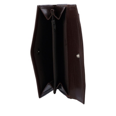 Carteira em couro castanho escuro aberta com vários compartimentos visíveis