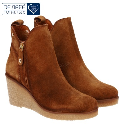 Botins castanhos em camurça com cunha alta e fecho lateral