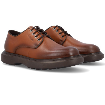Sapatos Derby em pele castanha com atacadores pretos e sola grossa castanho escuro