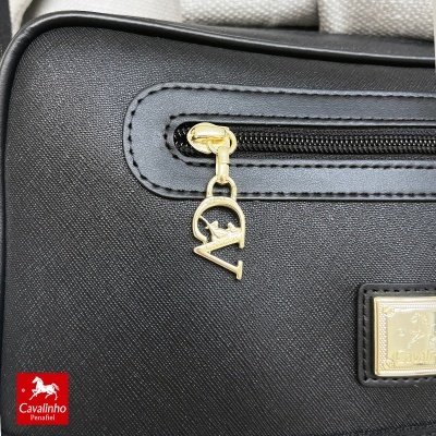 Bolsa preta com textura fina e detalhes dourados