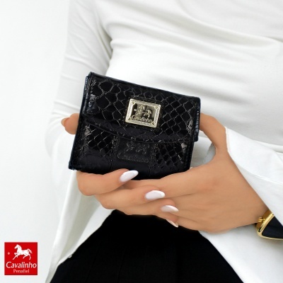 Carteira preta Cavalinho com textura de pele de cobra e placa metálica dourada