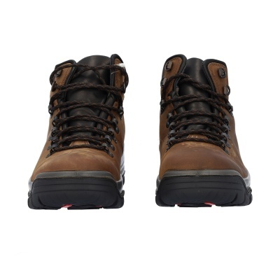 Botas castanhas de couro com atacadores pretos e sola preta